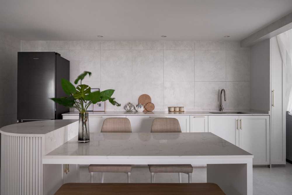 Modern Kitchen with Breakfast Counter and Kitchen Accessories