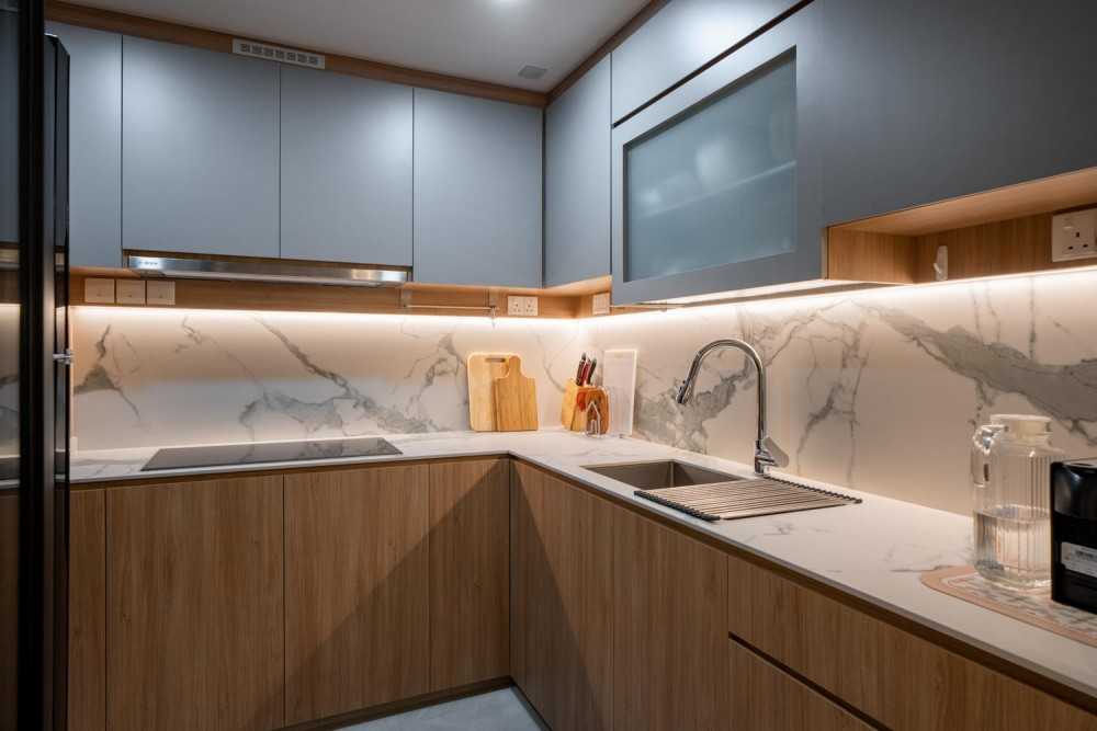 Modern Kitchen with Wood Flooring and Kitchen Window
