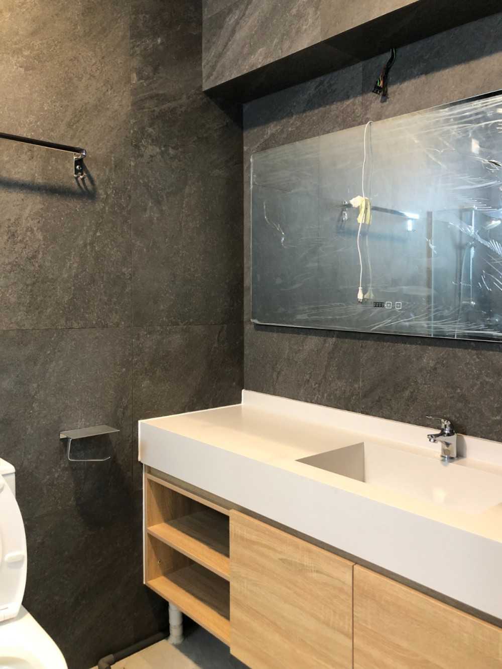 Scandinavian Bathroom with Mirror and Bathroom Storage