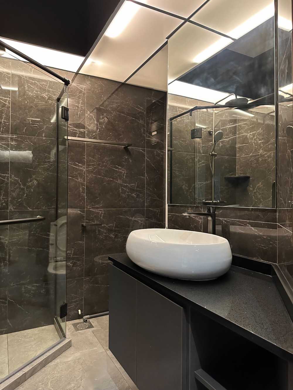 Modern Bathroom with Mirror and Bathroom Storage