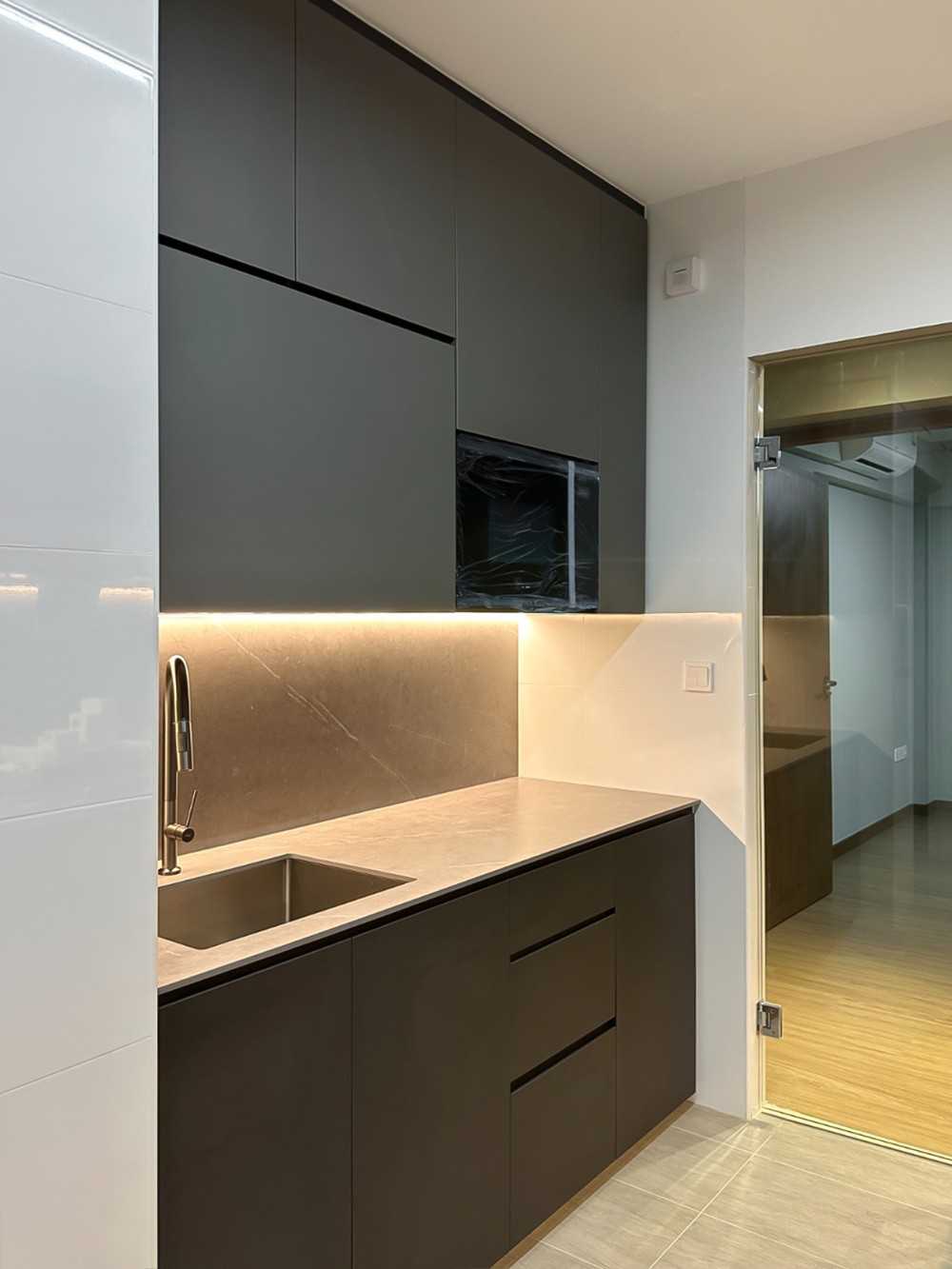 Modern Kitchen with Glass Door and Kitchen Accessories