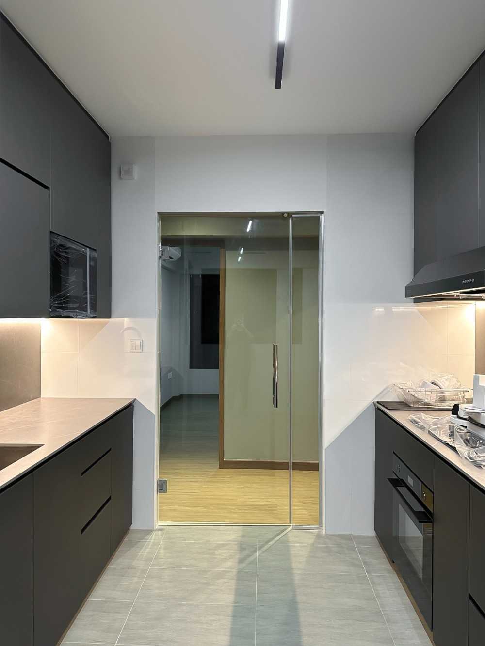 Modern Kitchen with Glass Door and Kitchen Accessories