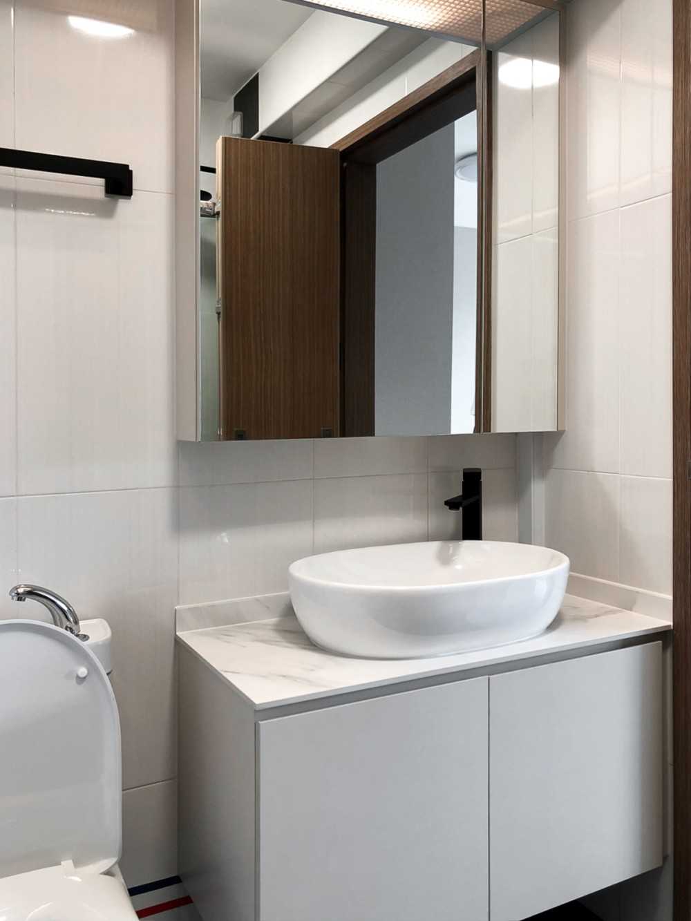 Scandinavian Bathroom with Mirror and Bathroom Storage