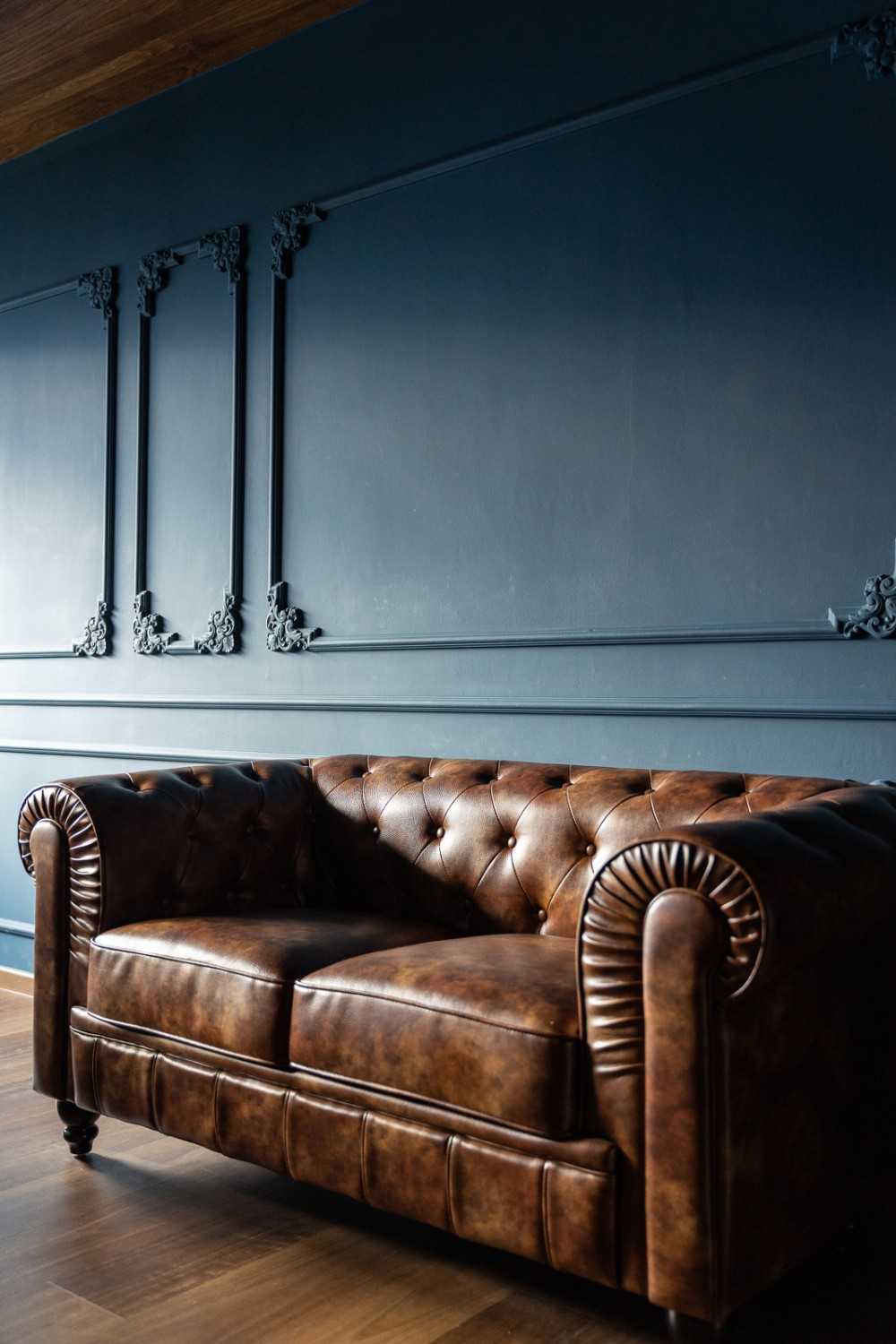 Industrial Living Room with Vinyl Flooring and Drop Ceiling