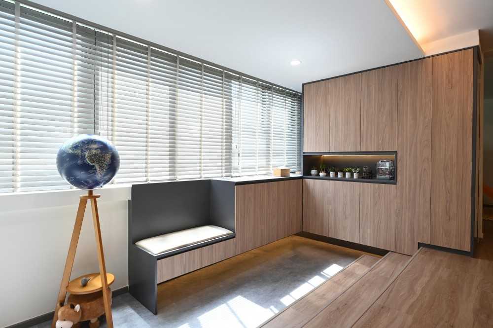Contemporary Foyer with Vinyl Flooring and Window Grille