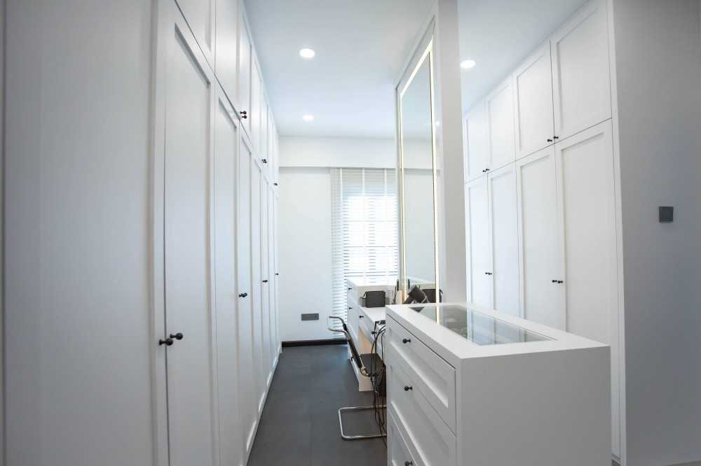 Scandinavian Walk-in Wardrobe with Mirror and Wardrobe