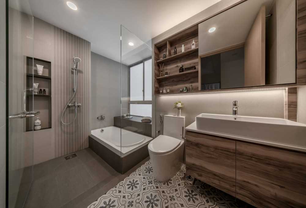 Contemporary Bathroom with Mirror and Shower Screen