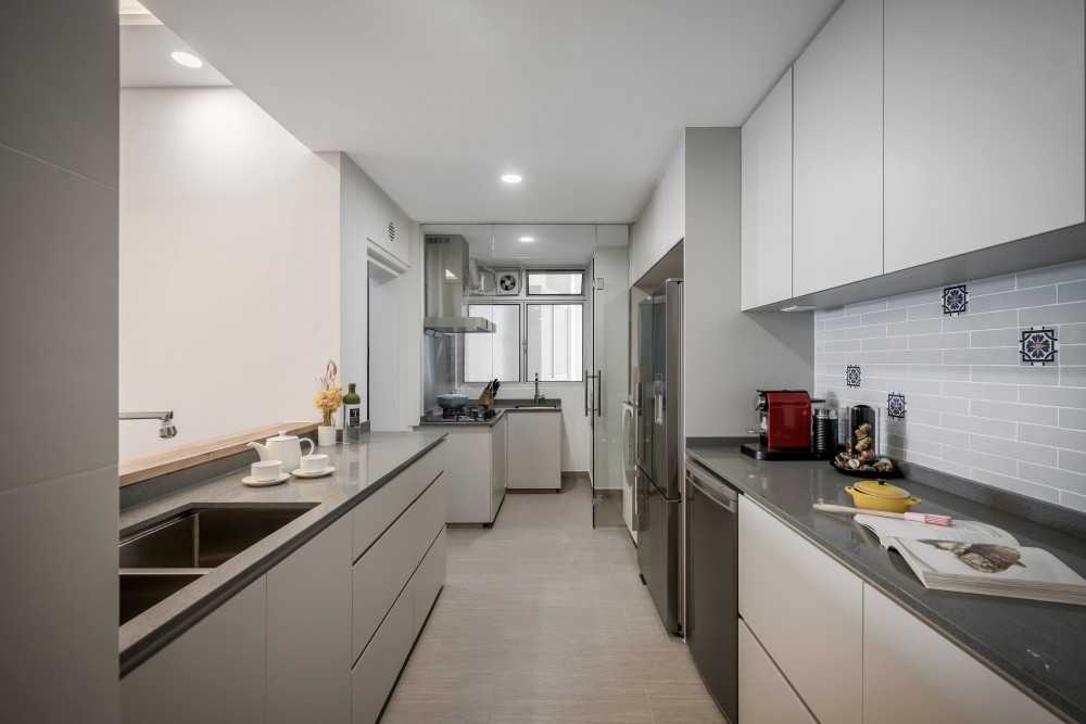 Contemporary Kitchen with Countertop and Kitchen Island