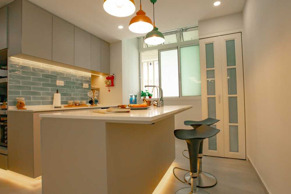 Modern Kitchen with Countertop and Homogeneous Tiles