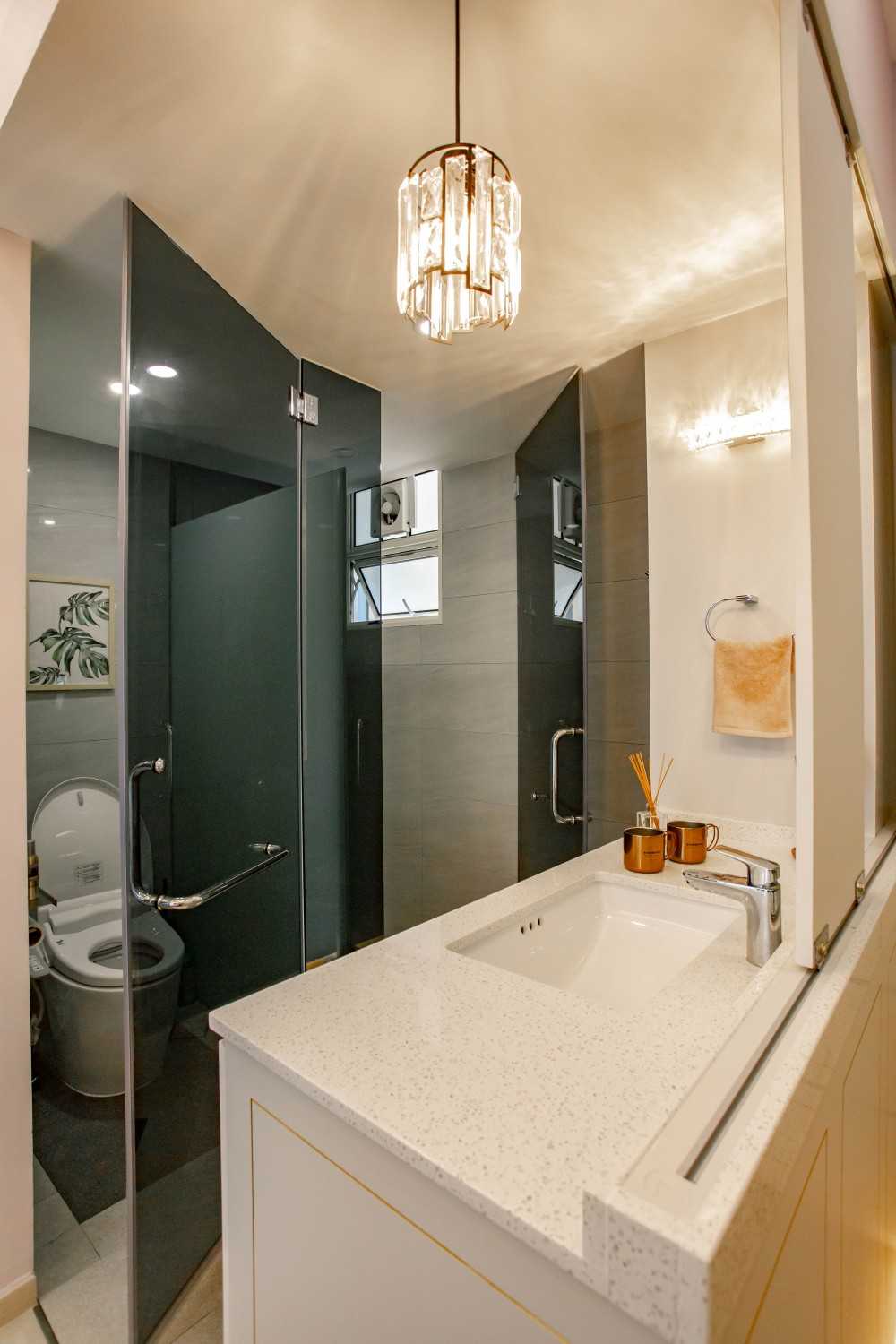 Modern Bathroom with Countertop and Homogeneous Tiles