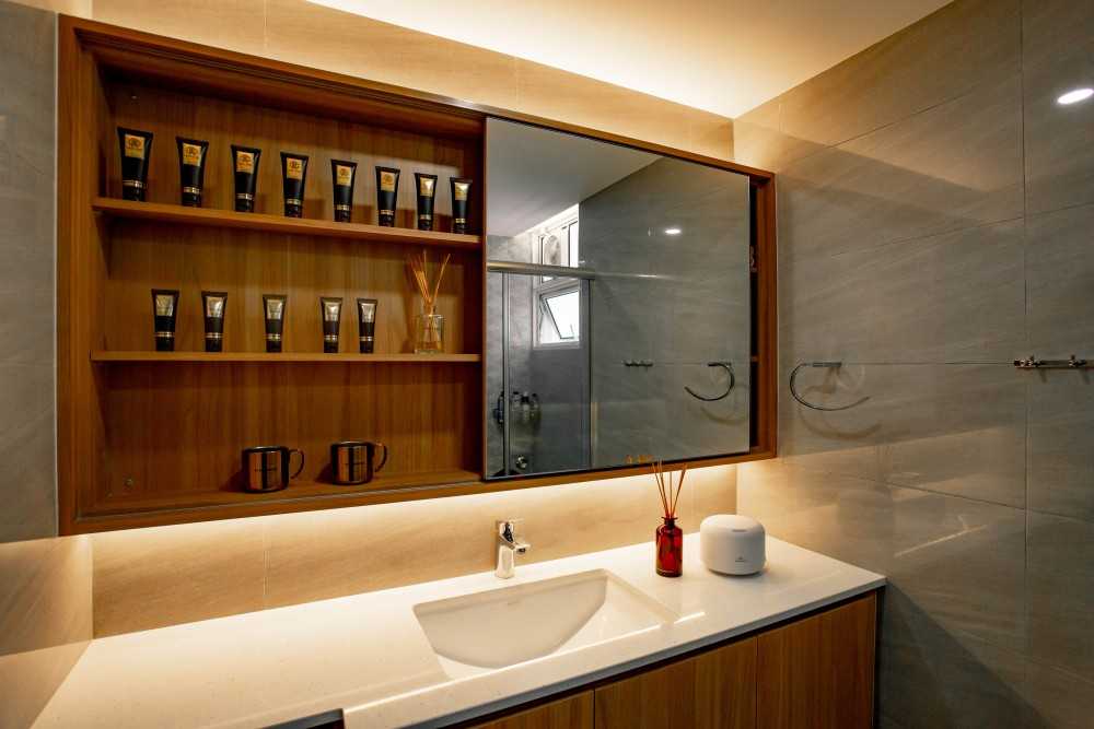 Modern Bathroom with Countertop and Homogeneous Tiles