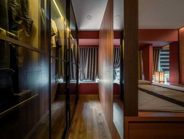 Asian Walk-in Wardrobe with Mirror and Wardrobe