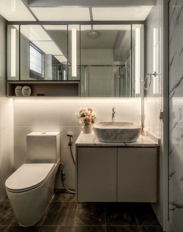 Modern Bathroom with Countertop and Mirror