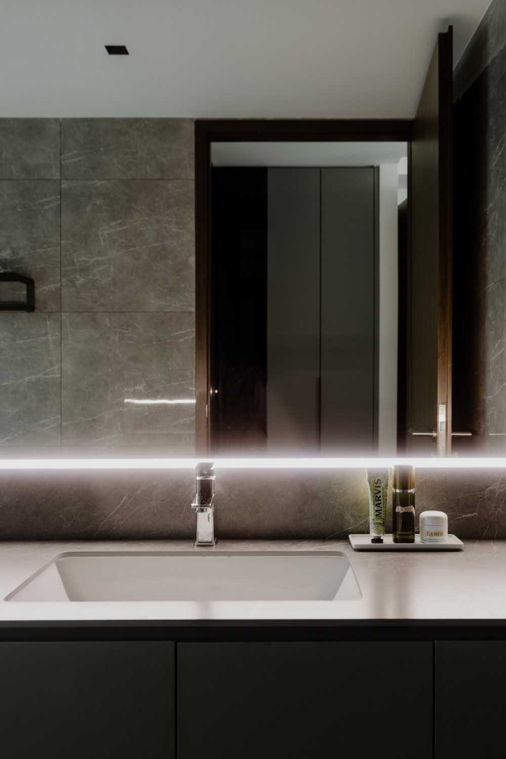 Modern Bathroom with Countertop and Bathroom Lighting