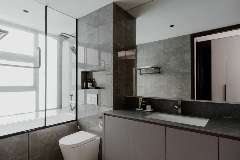 Modern Bathroom with Bathtub and Bathroom Accessories