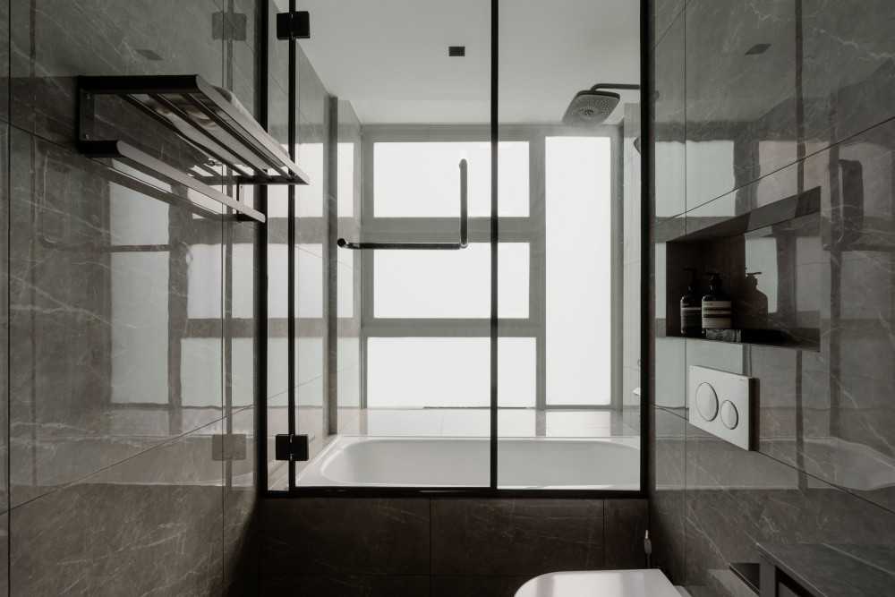 Modern Bathroom with Bathtub and Tiles