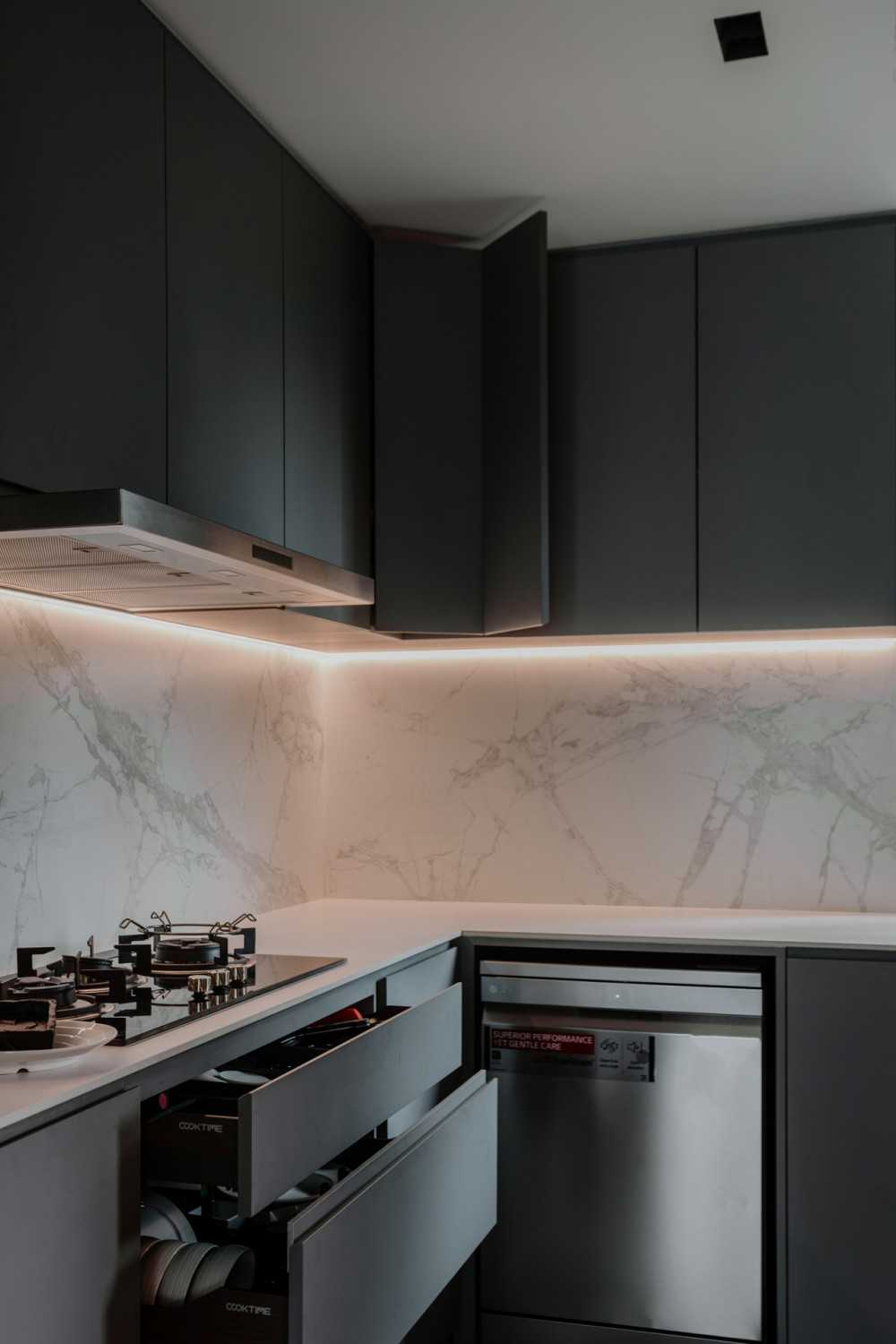 Modern Kitchen with Kitchen Backsplash and Storage Cabinets