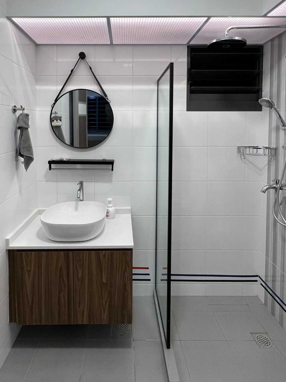 Scandinavian Bathroom with Mirror and Bathroom Storage
