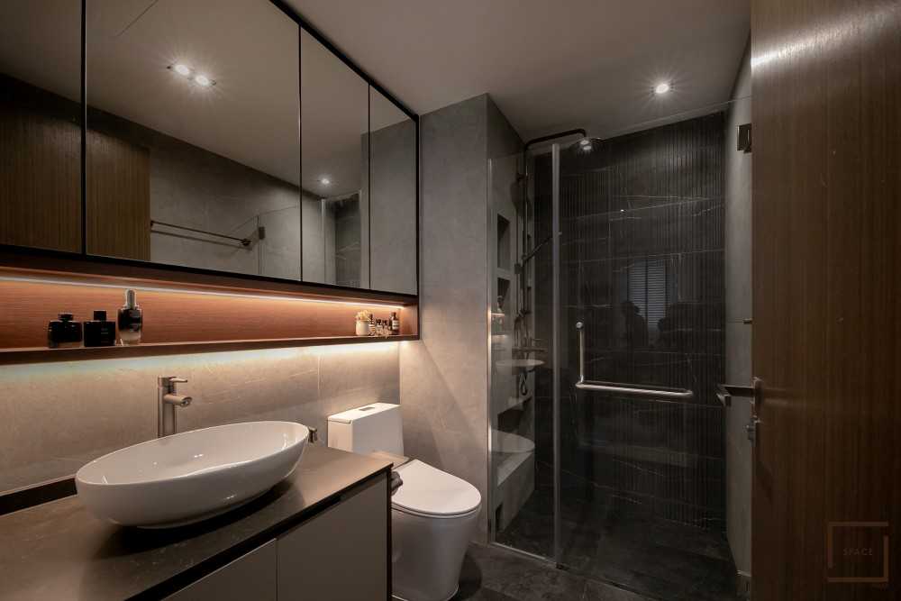 Contemporary Bathroom with Mirror and Shower Screen