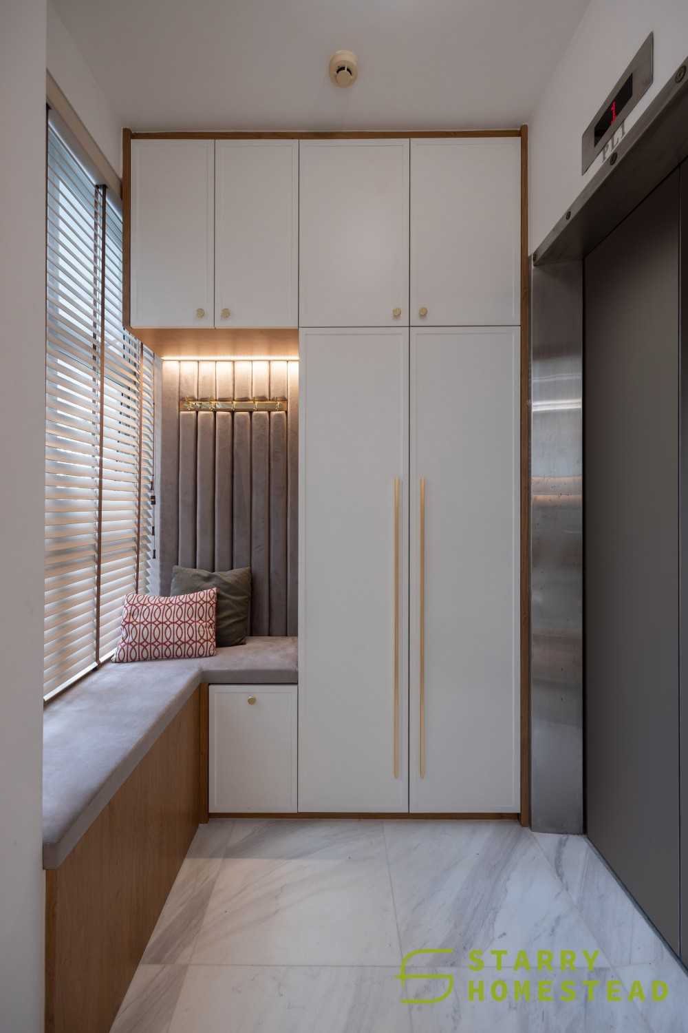 Scandinavian Walk-in Wardrobe with Small Storage and Clothes Storage