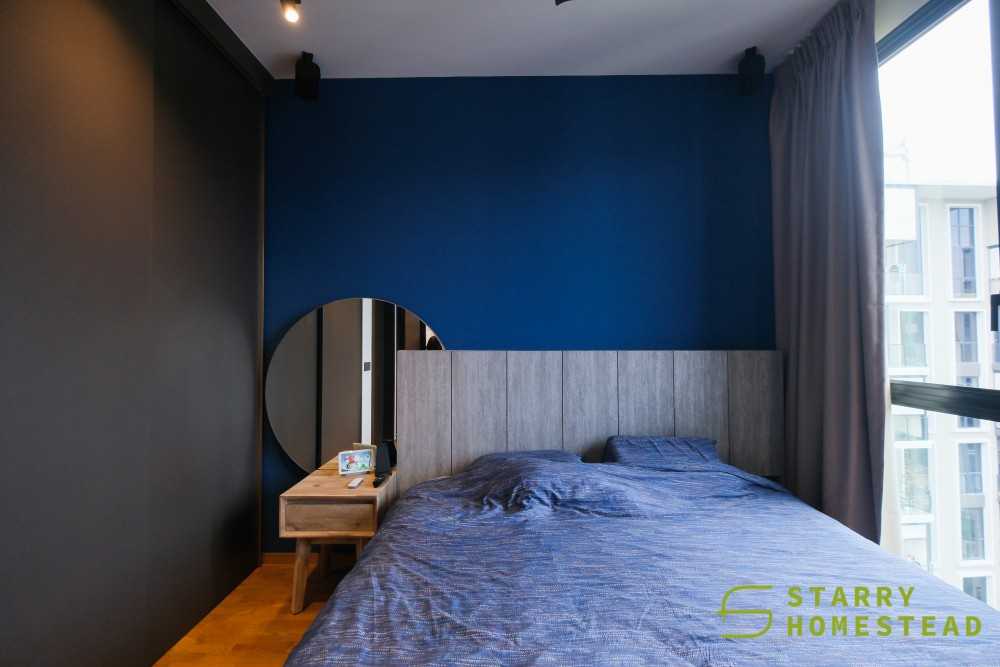 Modern Bedroom with Mirror and Flooring