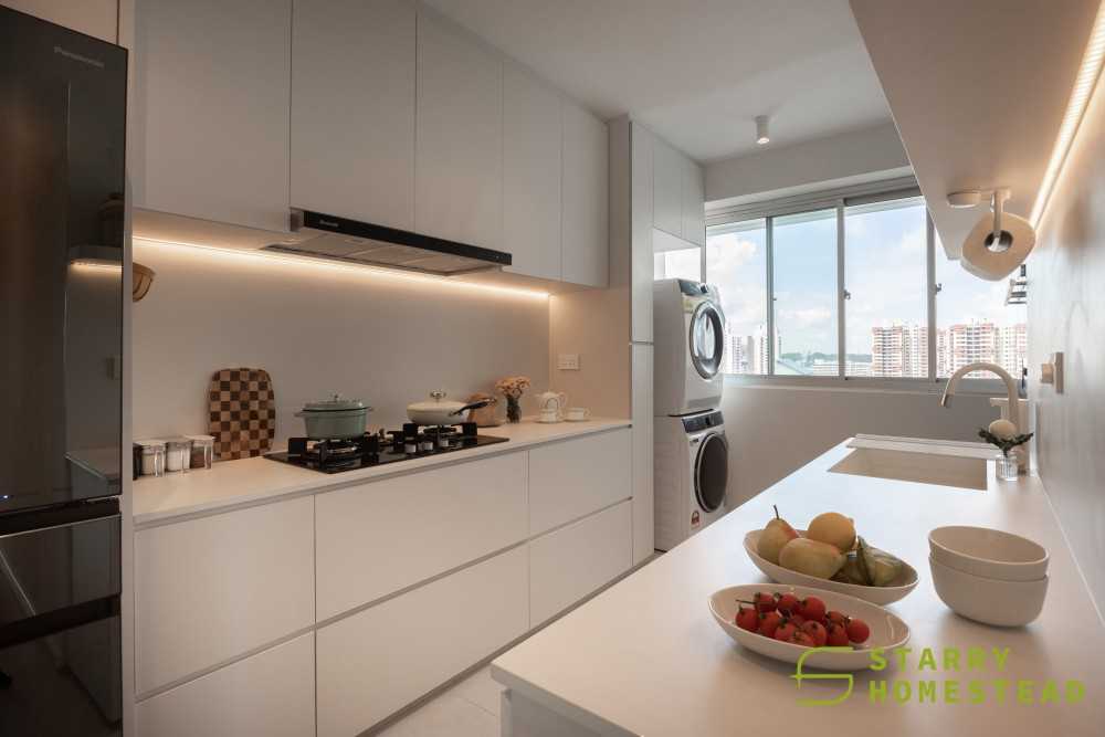 Minimalist Kitchen with Downlights and Kitchen Backsplash