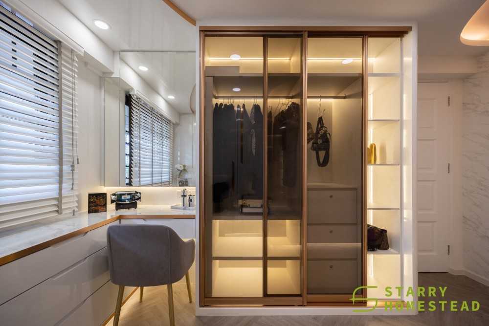 Modern Bedroom with Feature Wall and Mirror