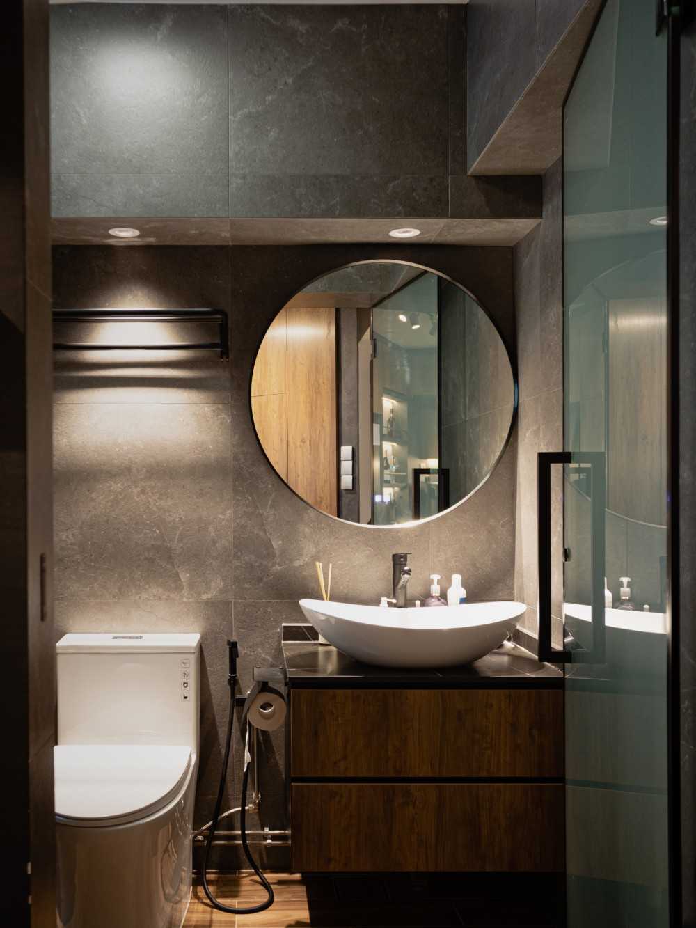 Modern Bathroom with Countertop and Homogeneous Tiles