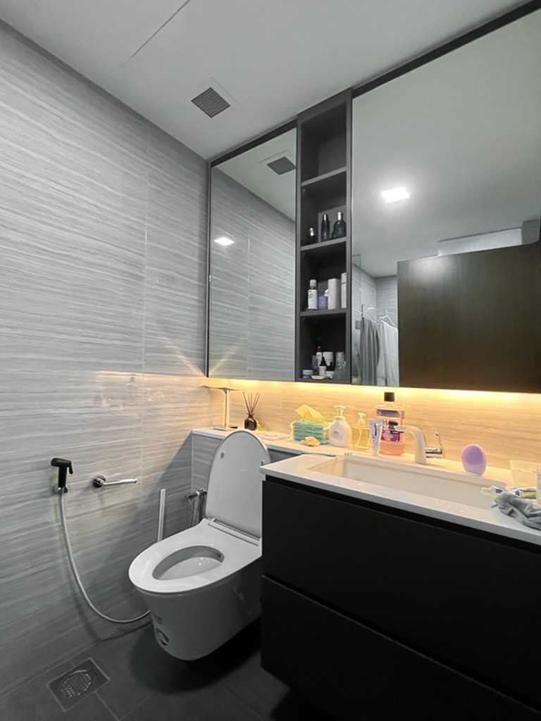 Scandinavian Bathroom with Mirror and Bathroom Storage