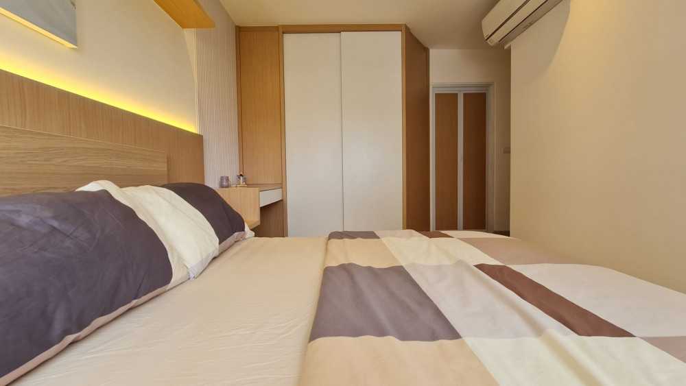 Modern Bedroom with Vinyl Flooring and Wardrobe