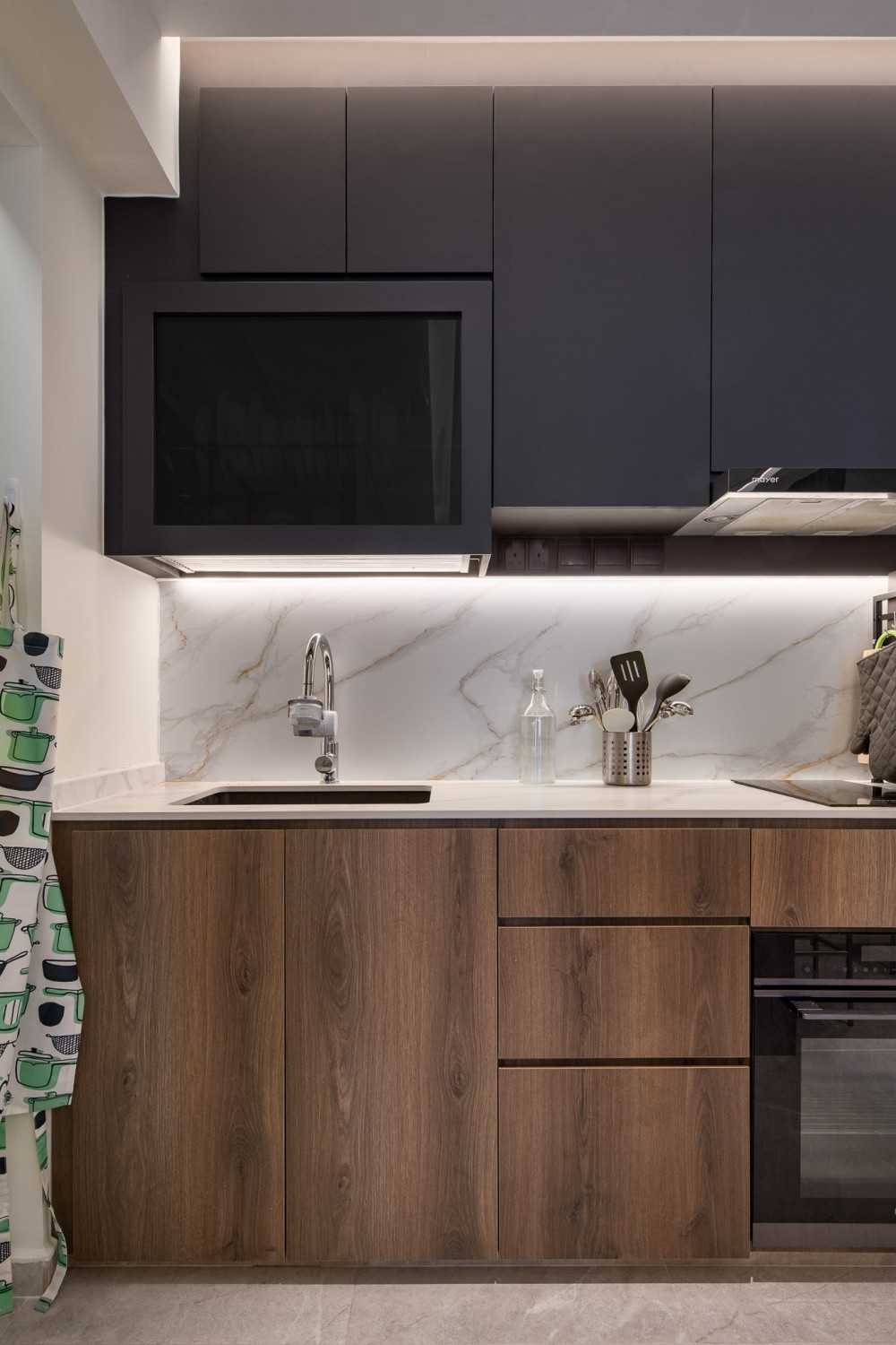 Contemporary Kitchen with Countertop and Homogeneous Tiles