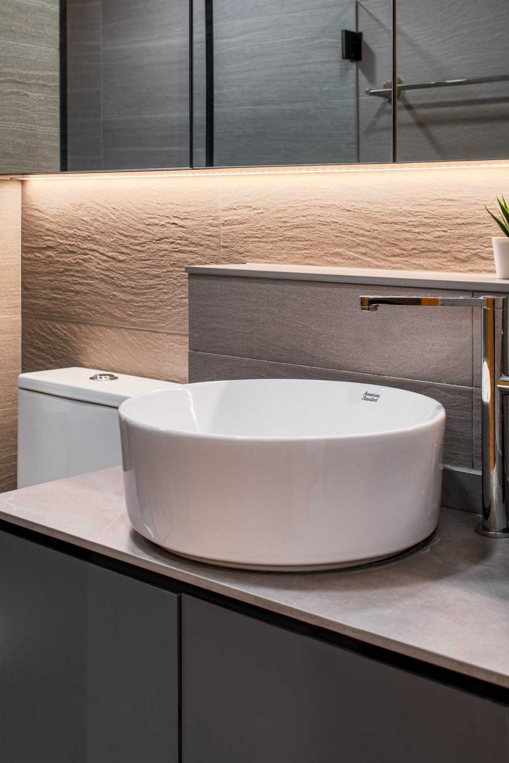 Scandinavian Bathroom with Countertop and Homogeneous Tiles