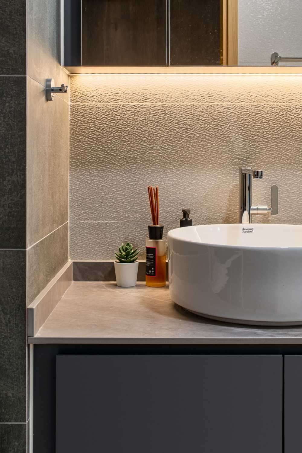 Scandinavian Bathroom with Countertop and Homogeneous Tiles