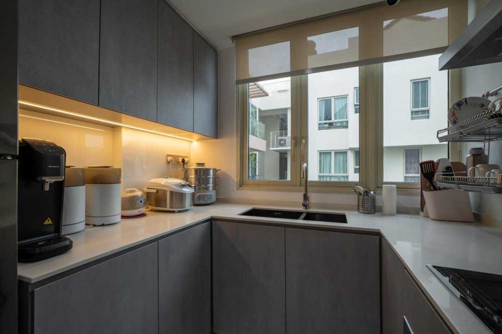 Modern Kitchen with Vinyl Flooring and Herringbone Tiling