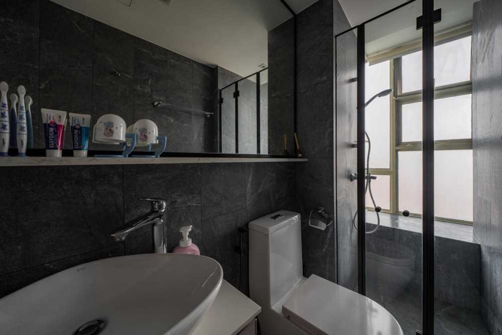 Modern Bathroom with Mirror and Mosaic