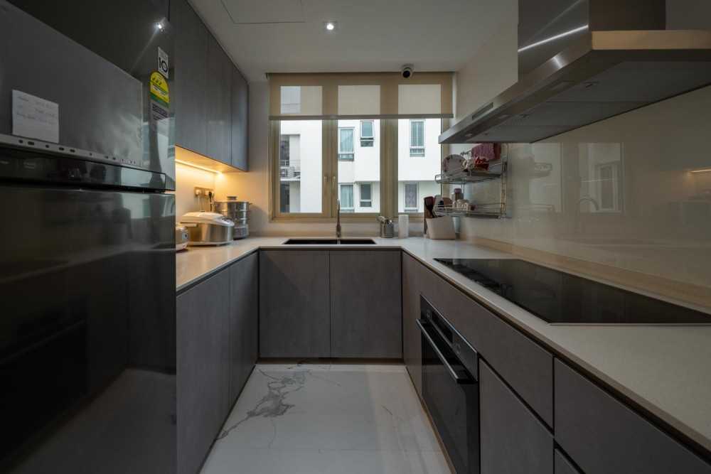 Modern Kitchen with Vinyl Flooring and Homogeneous Tiles