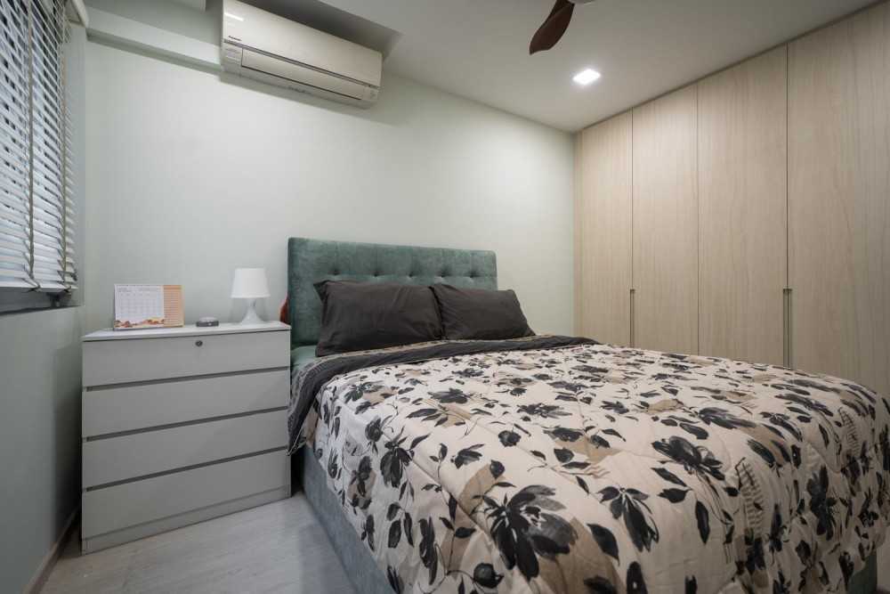 Minimalist Bedroom with Vinyl Flooring and Wardrobe