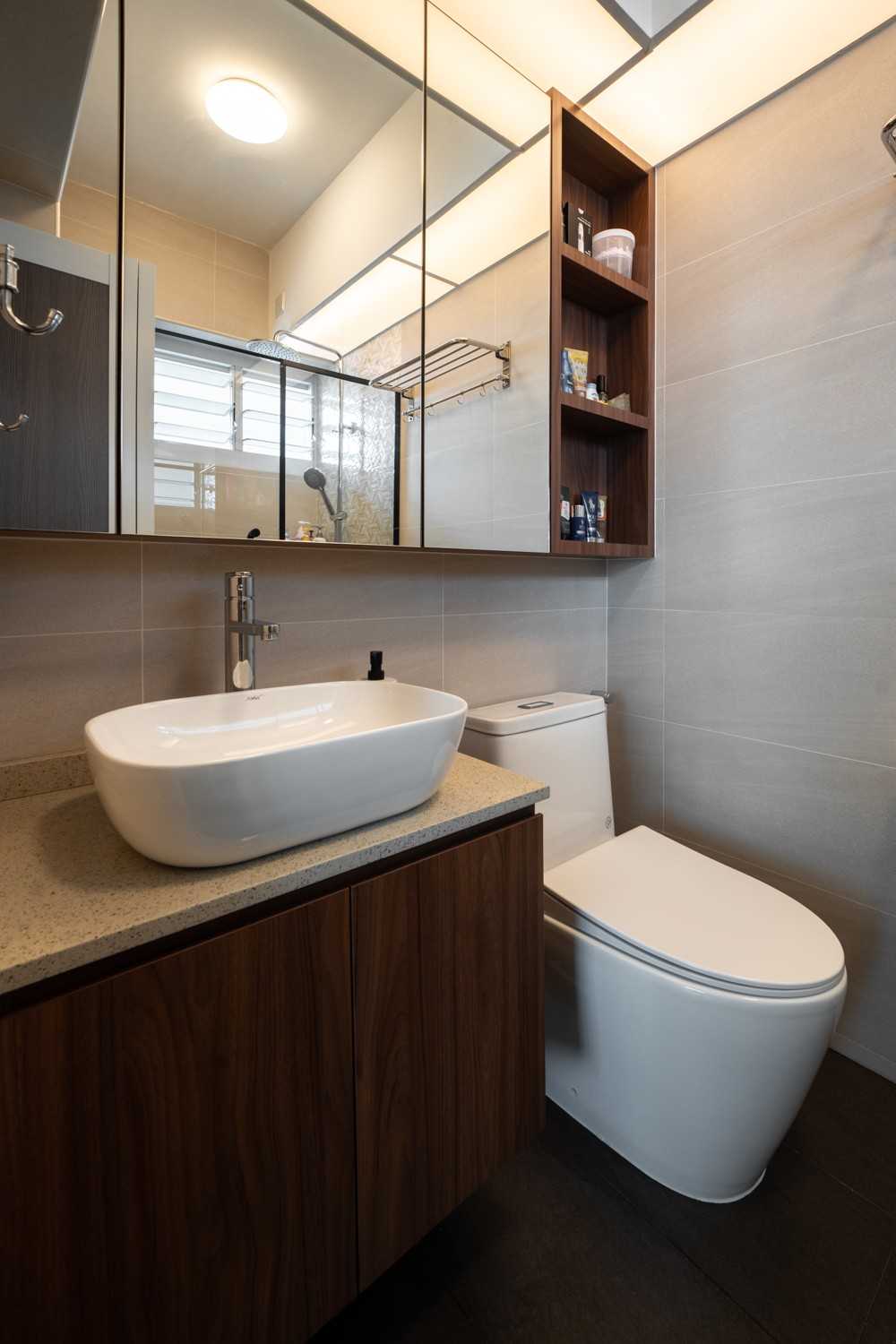 Scandinavian Bathroom with Vinyl Flooring and Homogeneous Tiles