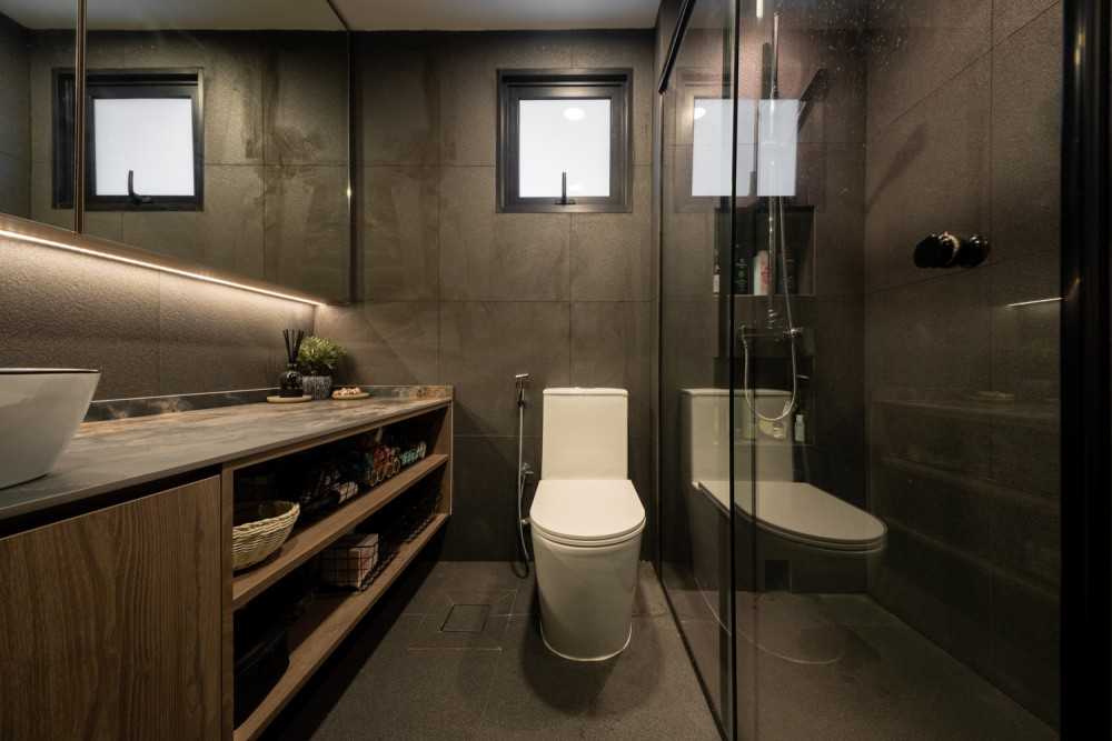 Modern Bathroom with Vinyl Flooring and Mirror