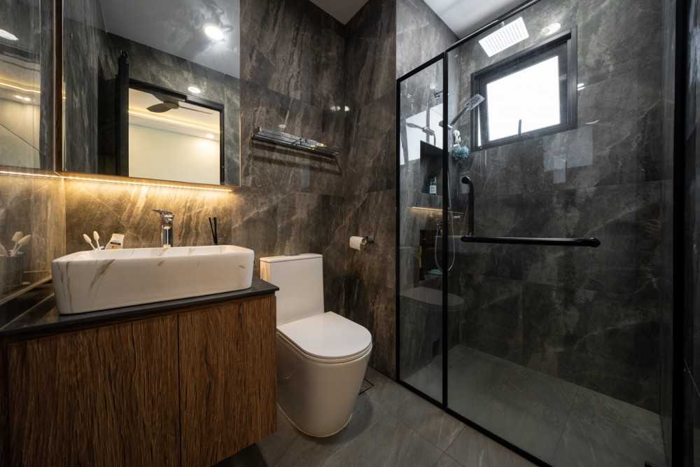 Modern Bathroom with Homogeneous Tiles and Shower Screen