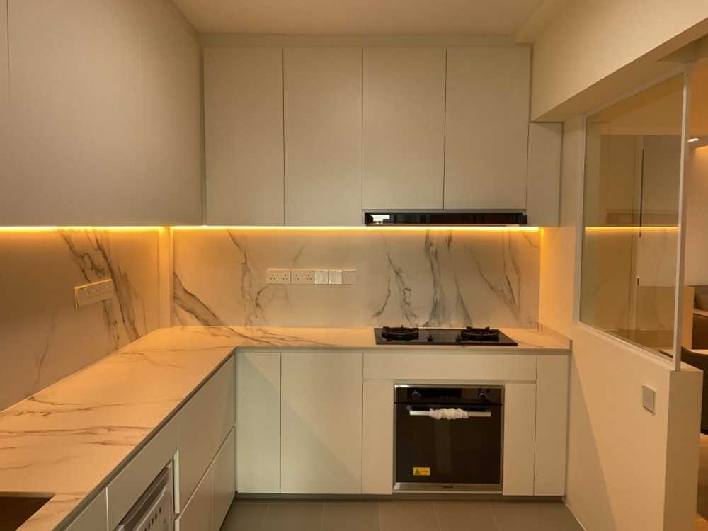 Minimalist Kitchen with Kitchen Backsplash and Kitchen Accessories