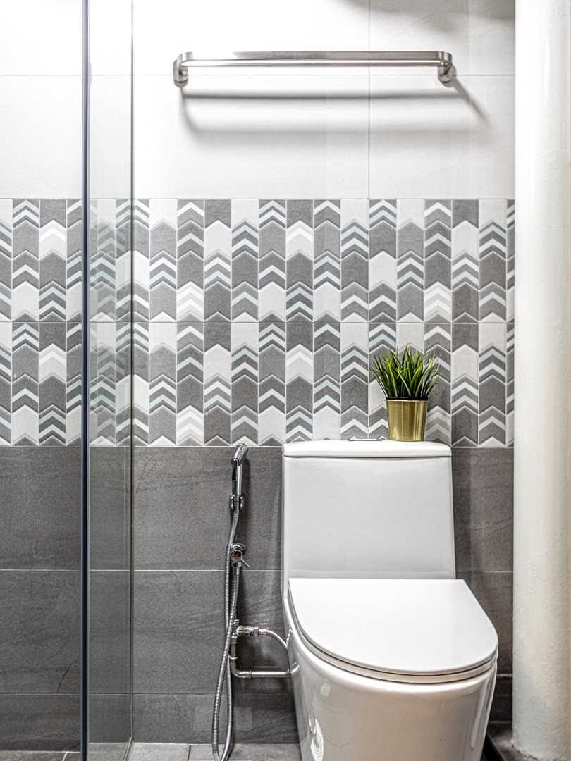 Contemporary Bathroom with Homogeneous Tiles and Shower Screen