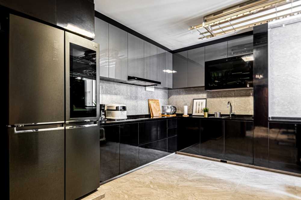 Contemporary Kitchen with Countertop and Homogeneous Tiles