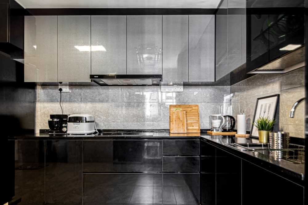 Contemporary Kitchen with Homogeneous Tiles and Cupboard