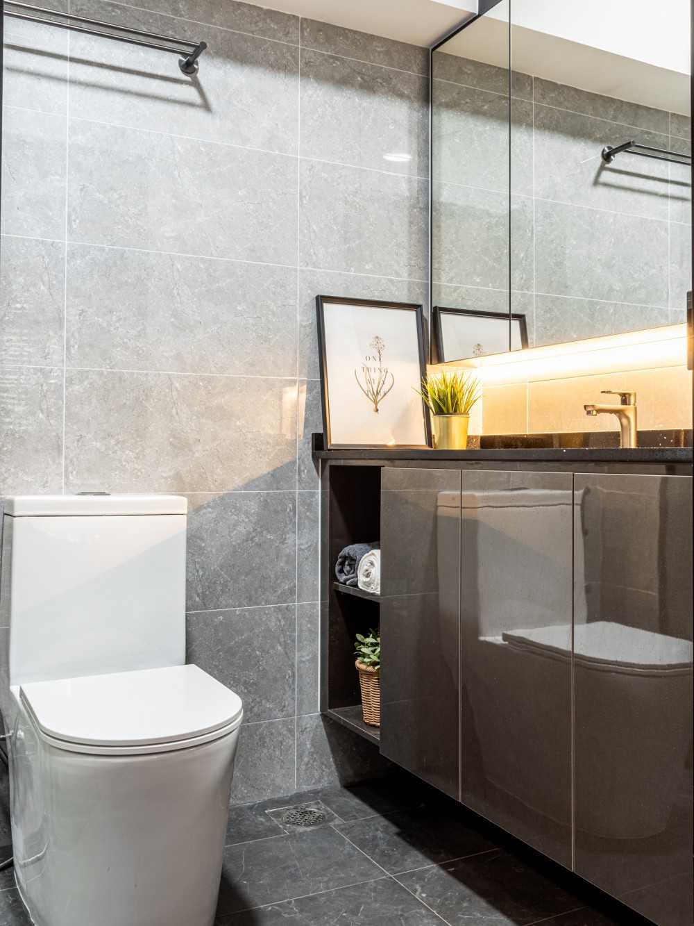 Modern Bathroom with Countertop and Homogeneous Tiles