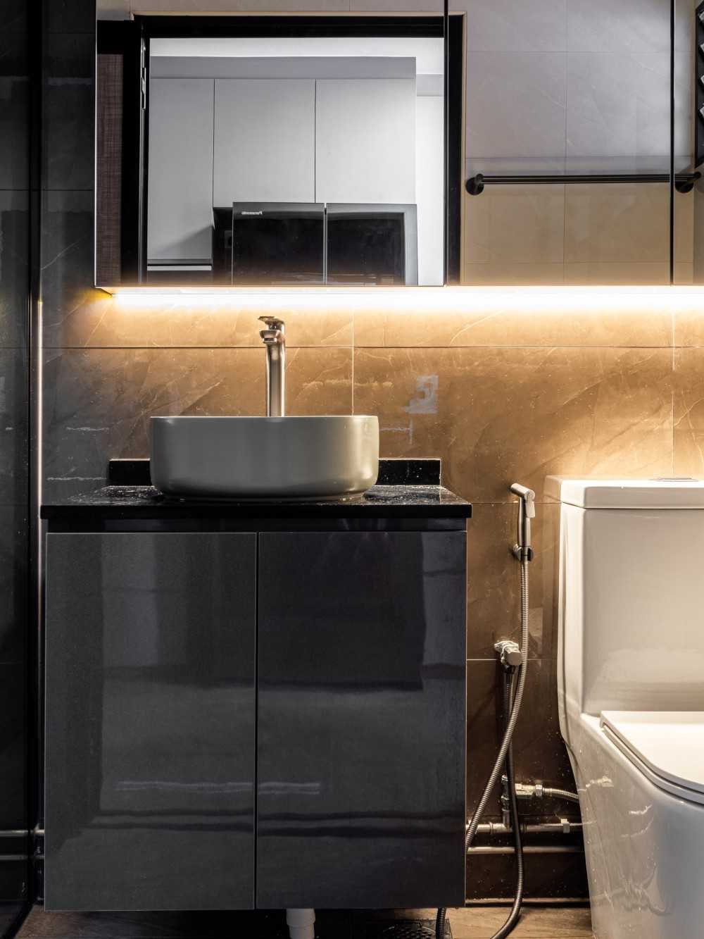 Modern Bathroom with Homogeneous Tiles and Mirror