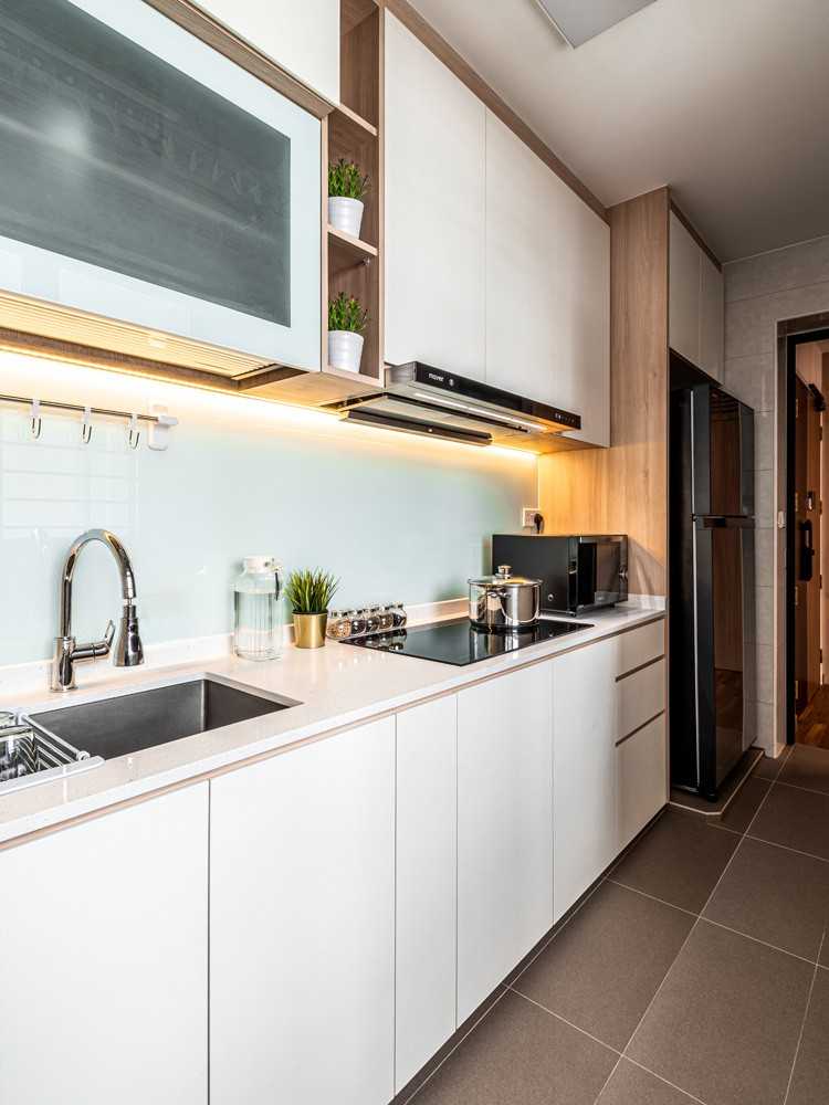 Scandinavian Kitchen with Homogeneous Tiles and Kitchen Backsplash