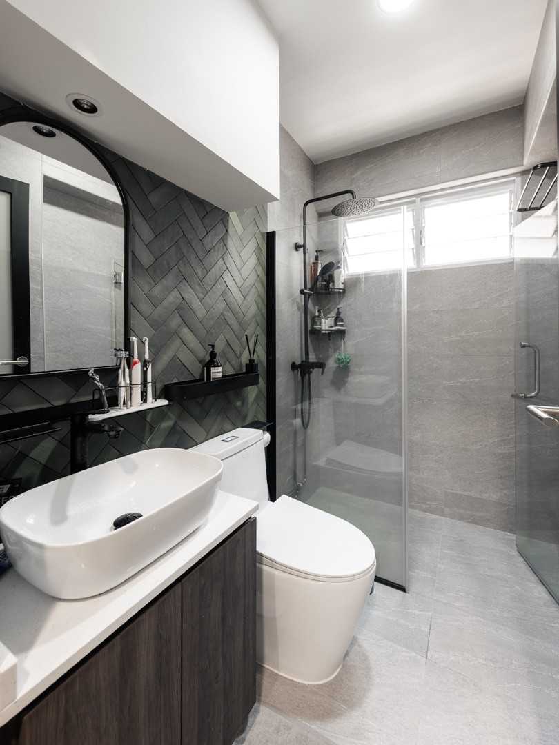 Scandinavian Bathroom with Homogeneous Tiles and Herringbone Tiling