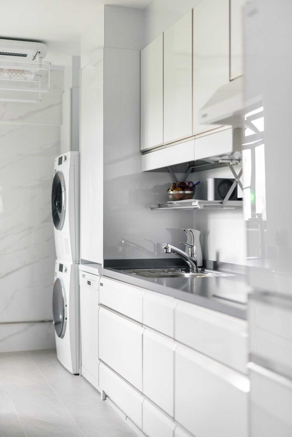 Modern Kitchen with Countertop and Homogeneous Tiles