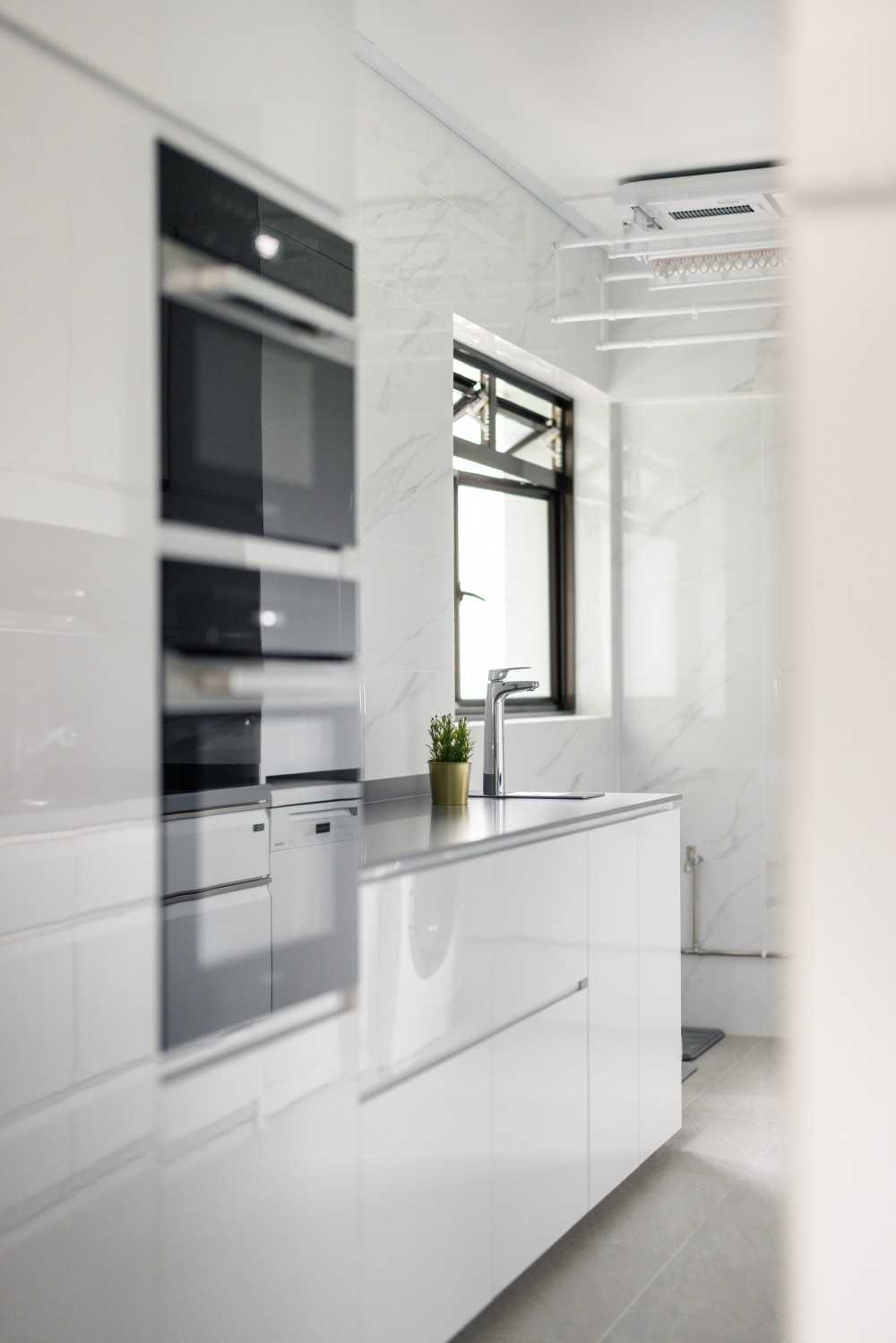 Modern Kitchen with Countertop and Homogeneous Tiles